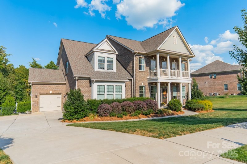 Property image 3 of 13735 Sunset Bluffs Circle in Skybrook, Huntersville, NC 28078