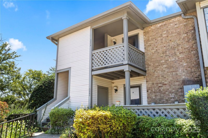 Property image 2 of 5870 Harris Grove Lane in Harris Lake, Charlotte, NC 28212