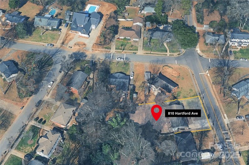 Property image 3 of 810 Hartford Avenue in Sedgefield, Charlotte, NC 28209