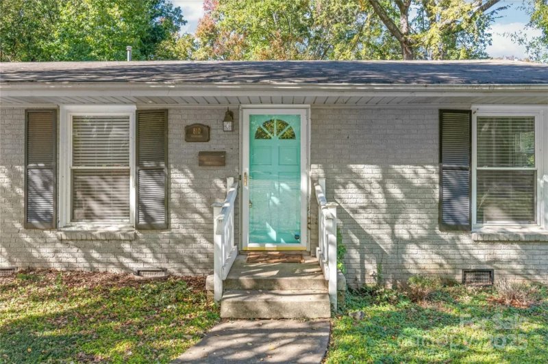 Property image 4 of 810 Hartford Avenue in Sedgefield, Charlotte, NC 28209