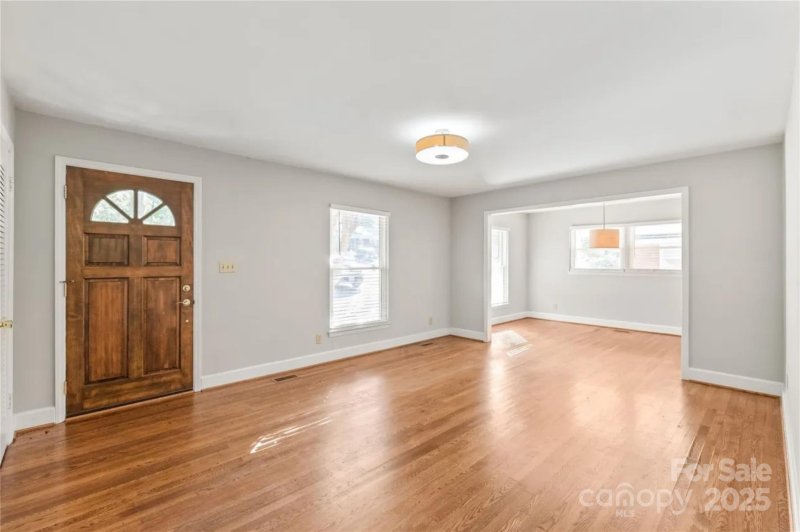 Property image 5 of 810 Hartford Avenue in Sedgefield, Charlotte, NC 28209