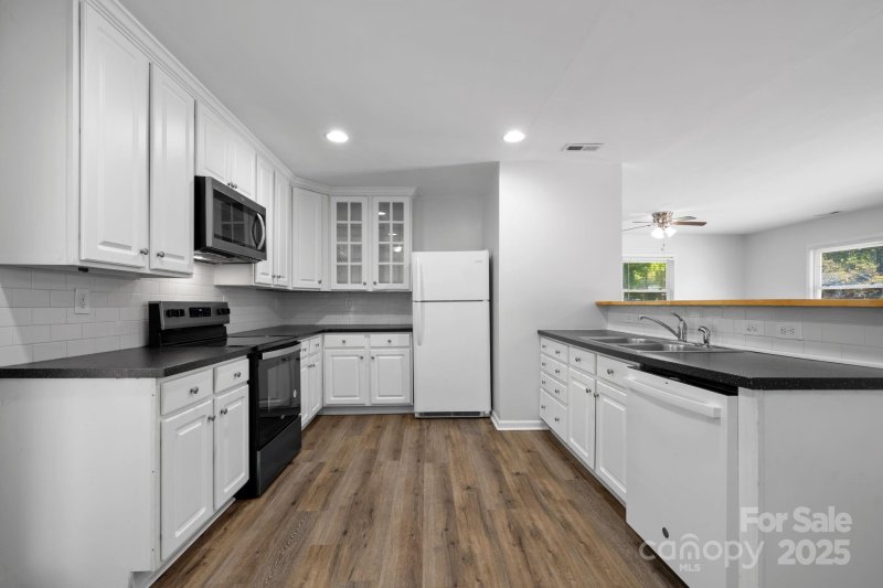 Property image 4 of 1009 Dunleigh Drive in Westwood, Charlotte, NC 28214