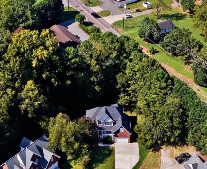 Property image 4 of 1858 Abbotsford Court in Cambridge Estates, Gastonia, NC 28056