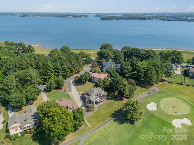 Property image 2 of 8030 Ravenwood Lane in Cowans Ford Country Club, Stanley, NC 28164