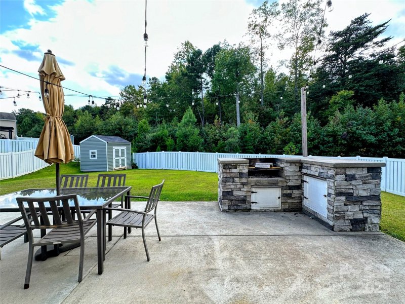 Property image 5 of 7532 Spring Spruce Lane in Woodbury, Charlotte, NC 28227