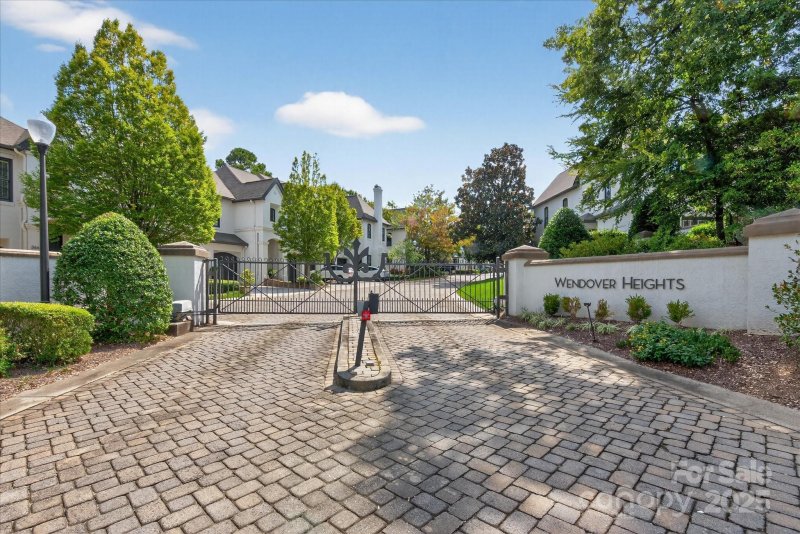 Property image 3 of 306 Wendover Heights Circle in Wendover Heights, Charlotte, NC 28211