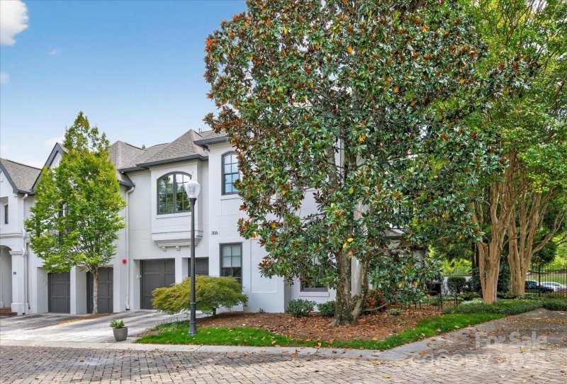 Property image 5 of 306 Wendover Heights Circle in Wendover Heights, Charlotte, NC 28211