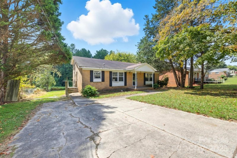 Property image 2 of 2925 Crescent Lane in Brookhaven, Gastonia, NC 28052