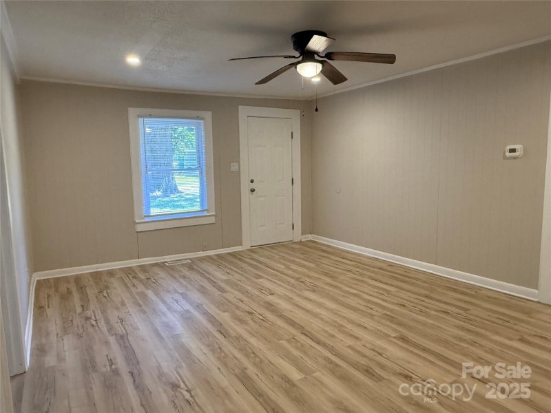 Property image 3 of 1555 Collinston Drive in Jenkins Heights, Gastonia, NC 28052