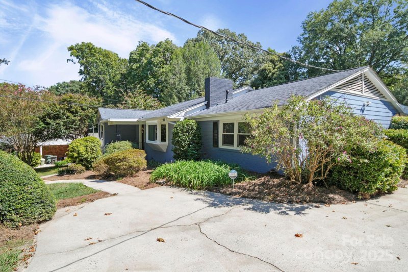 Property image 3 of 601 Eastwood Drive in Gardner Park, Gastonia, NC 28054