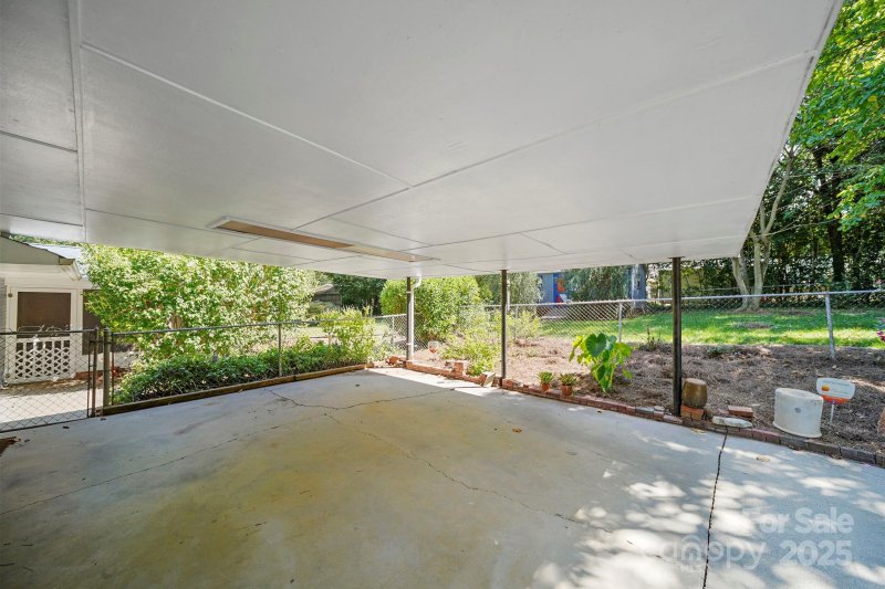 Property image 4 of 601 Eastwood Drive in Gardner Park, Gastonia, NC 28054