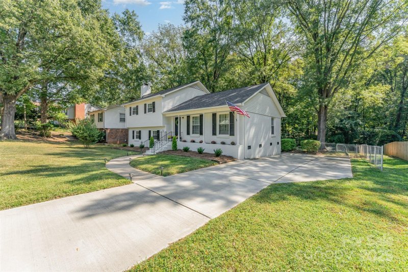 Property image 2 of 743 Pineborough Road in Parkview East, Charlotte, NC 28212