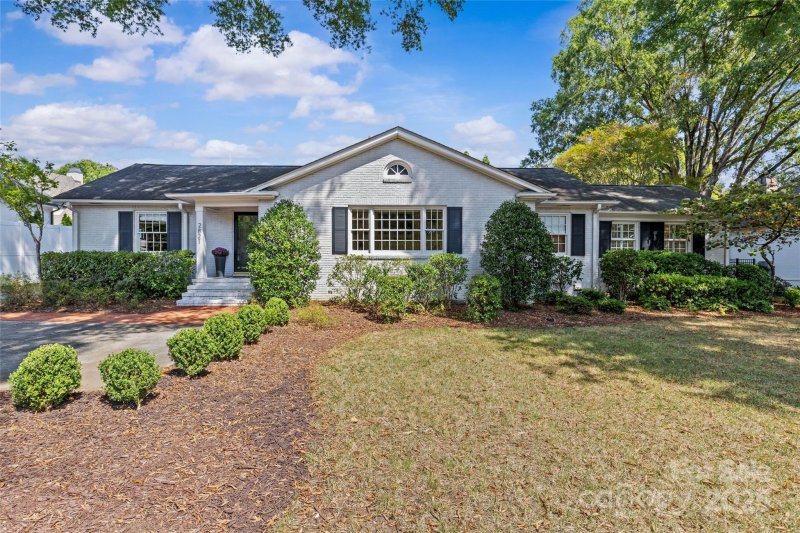 Property image 2 of 2821 Sharon Road in Myers Park, Charlotte, NC 28211