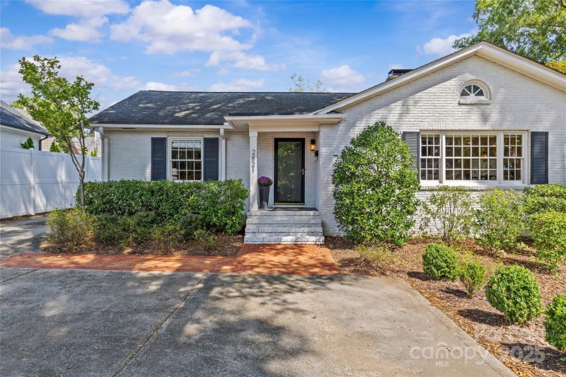 Property image 3 of 2821 Sharon Road in Myers Park, Charlotte, NC 28211