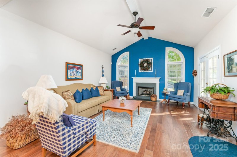 Property image 2 of 8189 Windsor Ridge Drive in Windsor Oaks, Charlotte, NC 28277