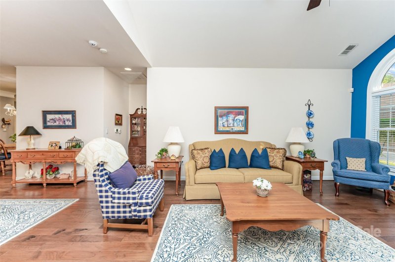 Property image 3 of 8189 Windsor Ridge Drive in Windsor Oaks, Charlotte, NC 28277