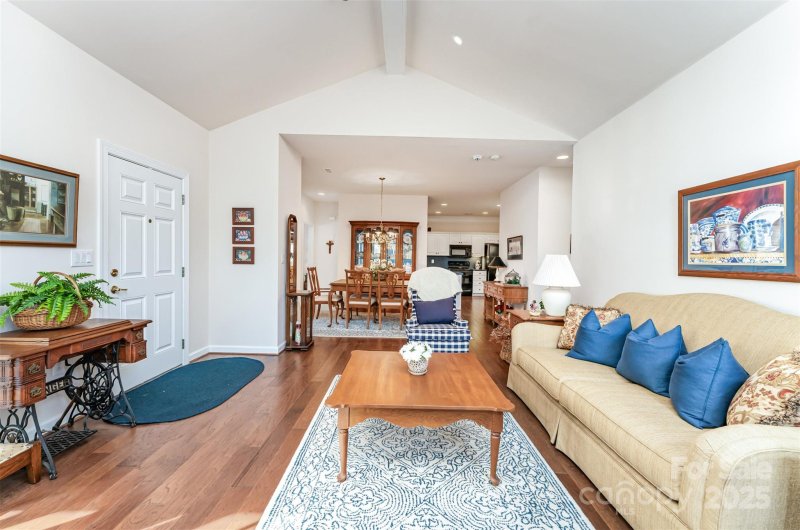 Property image 4 of 8189 Windsor Ridge Drive in Windsor Oaks, Charlotte, NC 28277