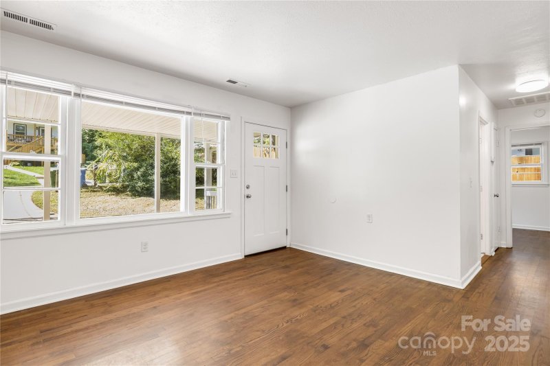 Property image 3 of 127 Shadowlawn Drive in Sulphur Springs Park, Asheville, NC 28806