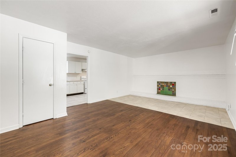 Property image 4 of 127 Shadowlawn Drive in Sulphur Springs Park, Asheville, NC 28806