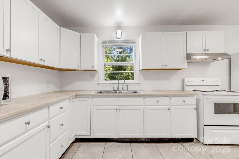 Property image 5 of 127 Shadowlawn Drive in Sulphur Springs Park, Asheville, NC 28806