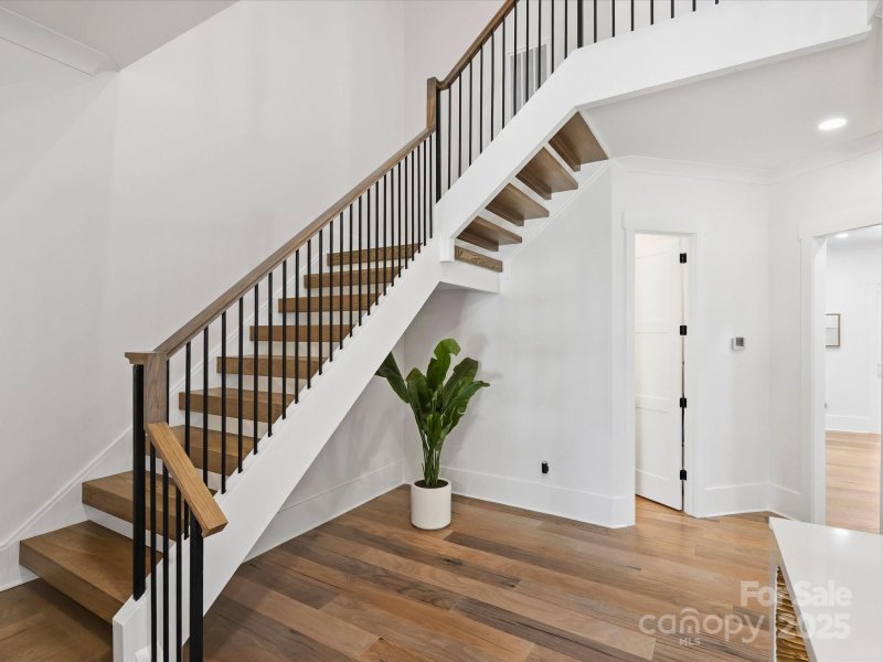 Property image 3 of 915 Laurel Creek Lane in Laurel Hill, Charlotte, NC 28211