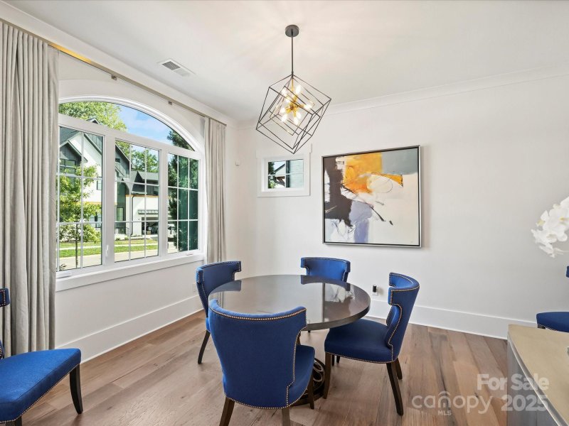 Property image 4 of 915 Laurel Creek Lane in Laurel Hill, Charlotte, NC 28211