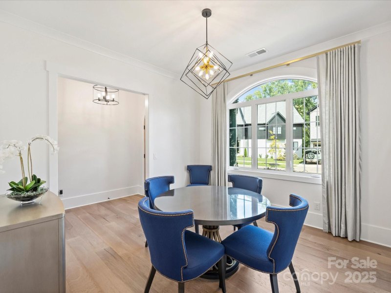 Property image 5 of 915 Laurel Creek Lane in Laurel Hill, Charlotte, NC 28211