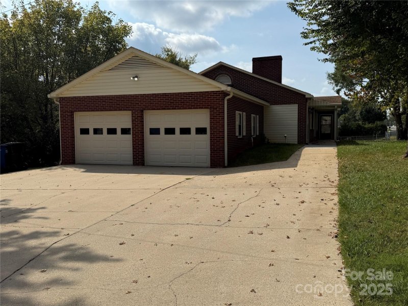 Property image 2 of 3532 16th Street in Pink Eckard Estate, Hickory, NC 28601