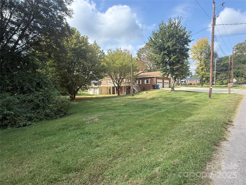 Property image 3 of 3532 16th Street in Pink Eckard Estate, Hickory, NC 28601
