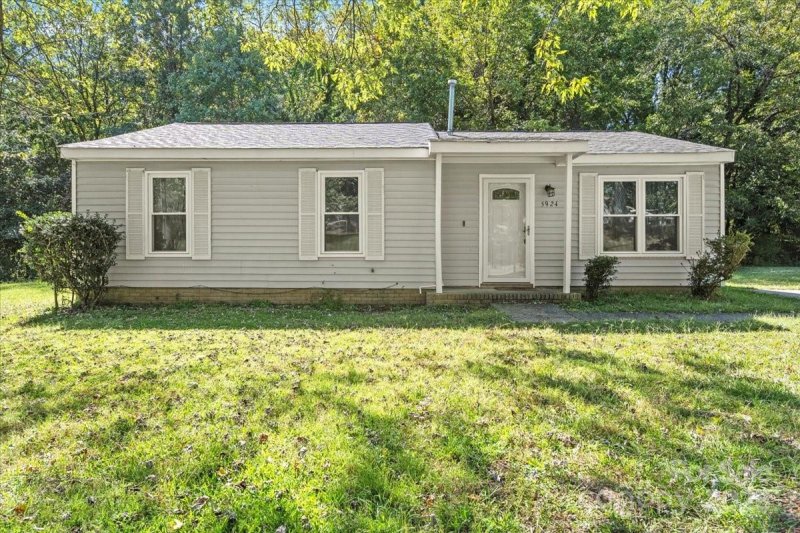 Property image 2 of 5924 Bridlewood Lane in Bridlewood, Charlotte, NC 28215