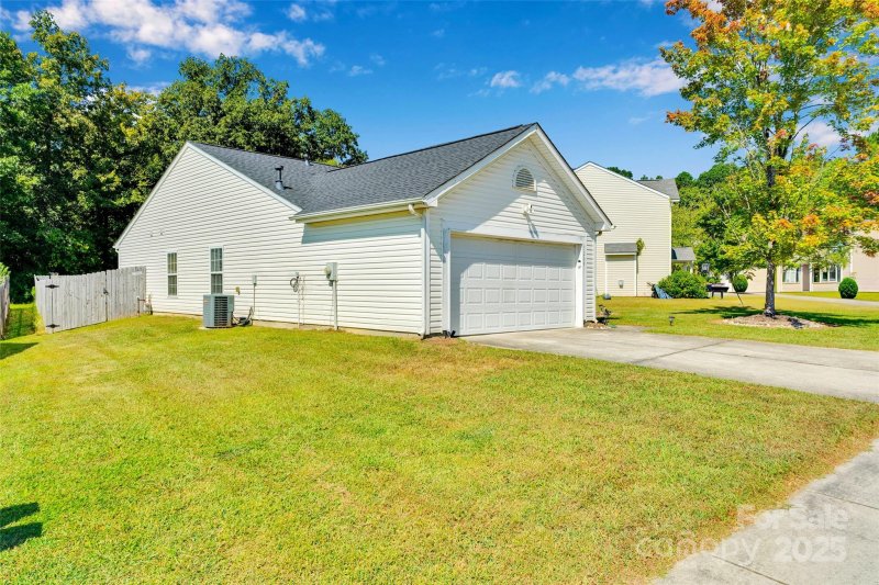 Property image 2 of 1209 Shenandoah Circle in Holly Hill, Rock Hill, SC 29730