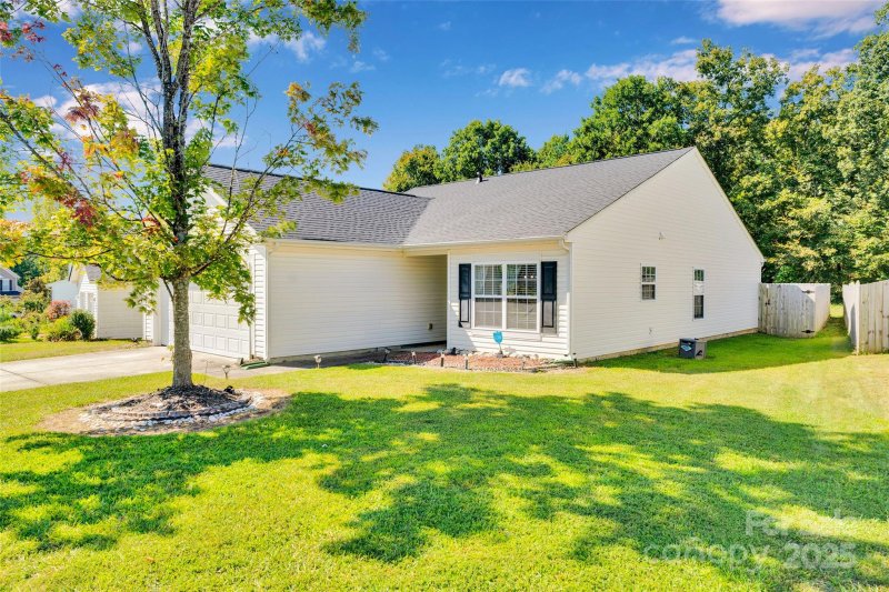 Property image 3 of 1209 Shenandoah Circle in Holly Hill, Rock Hill, SC 29730