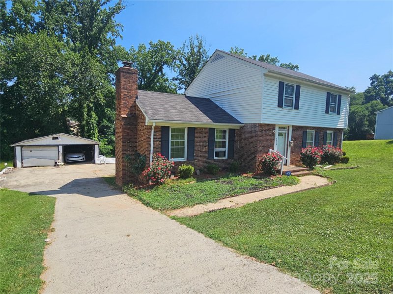 Property image 2 of 6713 Somersworth Drive in Hampshire Hills, Charlotte, NC 28215