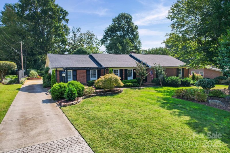 Property image 2 of 812 Imperial Drive in Gardner Park, Gastonia, NC 28054