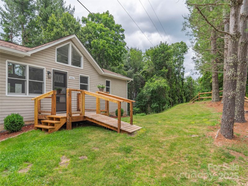 Property image 3 of 286 Keith Drive in Hannah Cove Estates, Canton, NC 28716