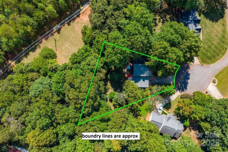 Property image 3 of 3884 Snider Circle in Hidden Creek Estates, Hickory, NC 28602