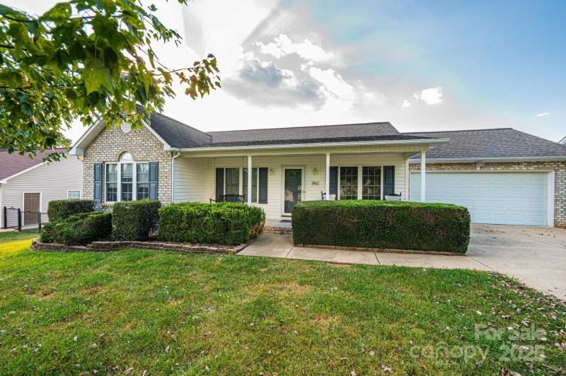 Property image 2 at 1462 Farmington Hills Drive, Conover, NC 28613