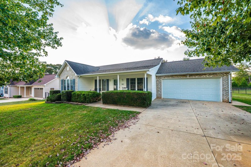 Property image 3 at 1462 Farmington Hills Drive, Conover, NC 28613