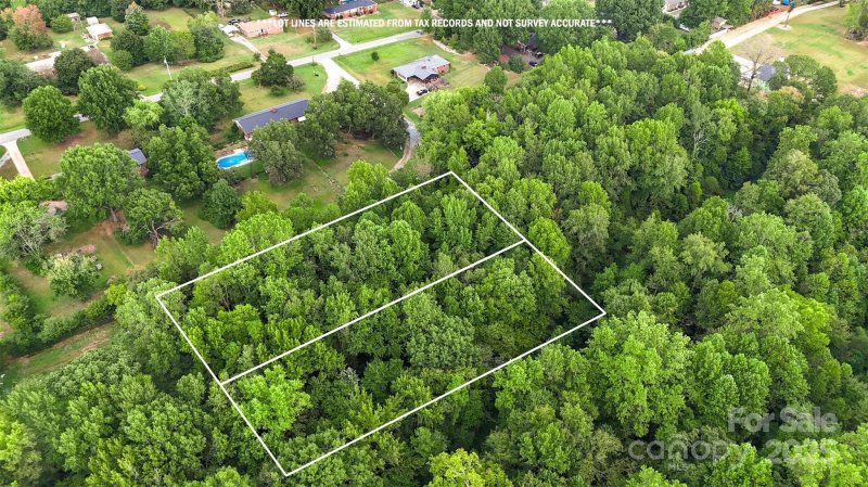 Property image 2 of 8503 Tuckalake Drive in Cedarbrook Acres, Charlotte, NC 28215