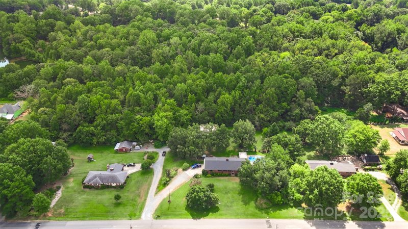 Property image 5 of 8503 Tuckalake Drive in Cedarbrook Acres, Charlotte, NC 28215