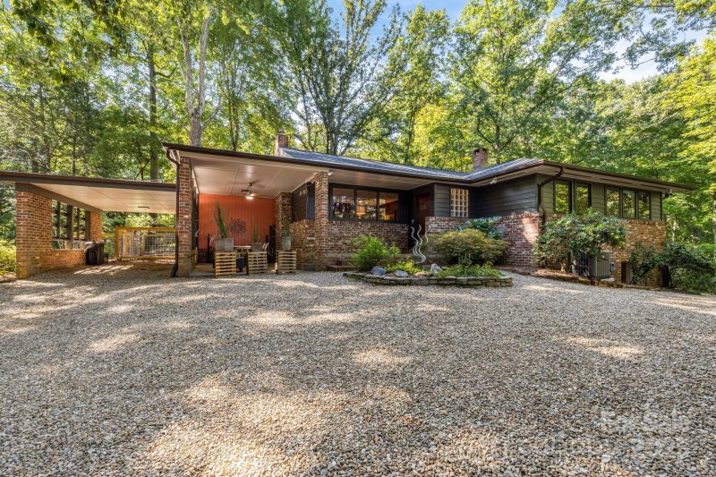 Property image 2 of 750 Braewick Road in Gillette Woods, Tryon, NC 28782