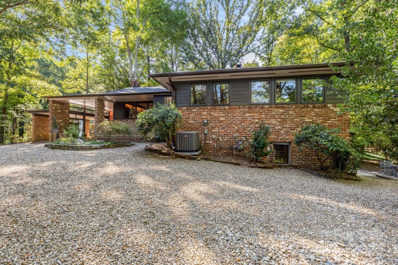 Property image 3 of 750 Braewick Road in Gillette Woods, Tryon, NC 28782