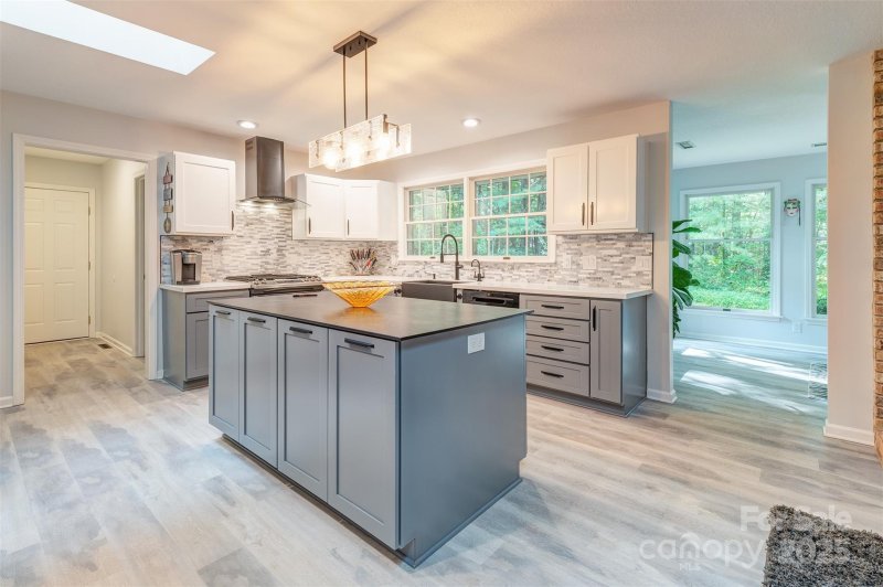 Property image 5 of 3 Sunningdale Drive in Claremont, Flat Rock, NC 28731