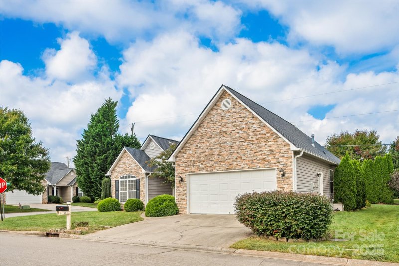 Property image 3 of 2 Thornwood Court in Hadley Park, Arden, NC 28704