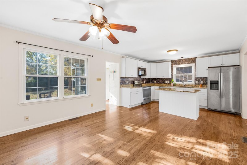 Property image 5 of 3420 Woodleaf Road in Windsor Park, Charlotte, NC 28205