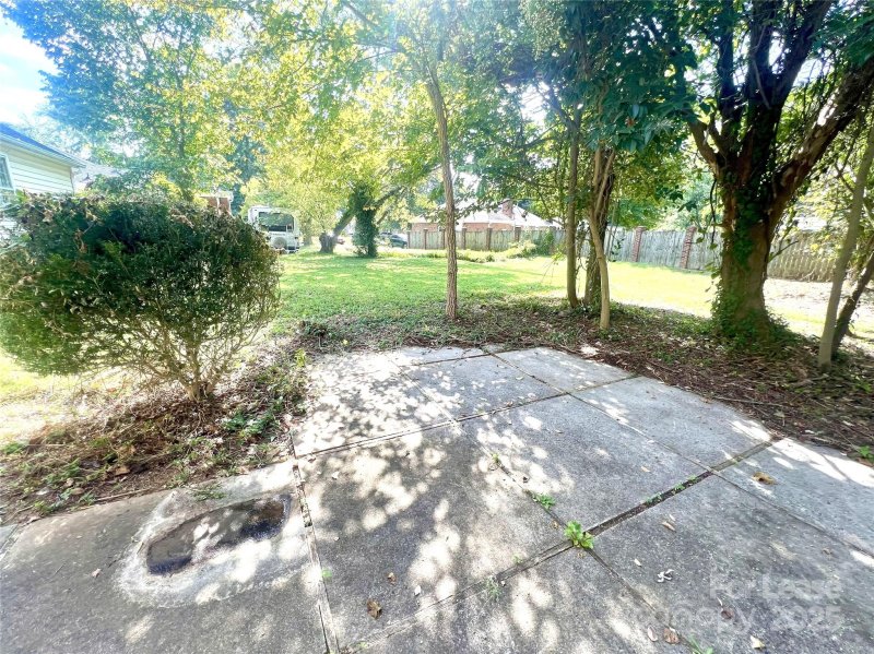 Property image 2 of 6016 Farm Pond Lane in Four Seasons, Charlotte, NC 28212