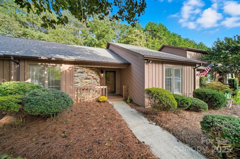 Huntington Woods Townhouses, Hickory Community