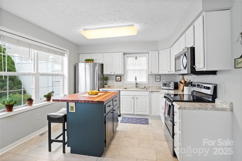 Property image 3 of 204 Pembrook Road in Brookhaven Village, Swannanoa, NC 28778