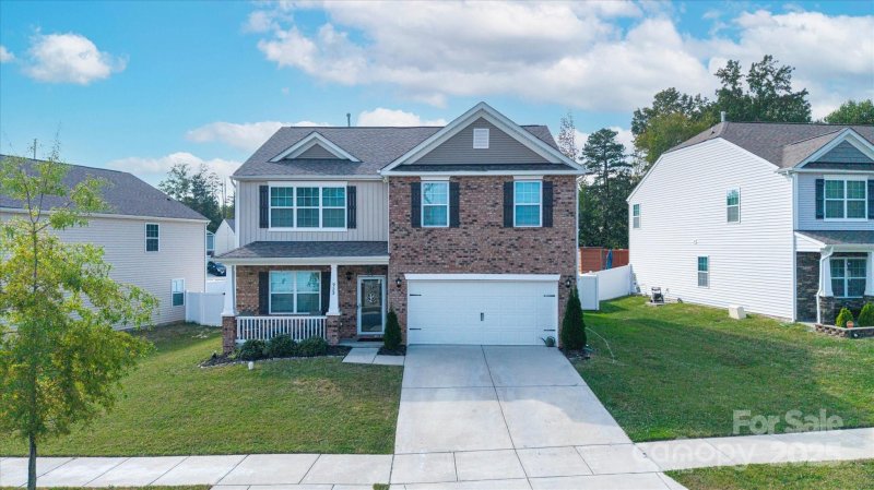 Property image 2 of 923 Elliott Road in Sutton Farms, Charlotte, NC 28216