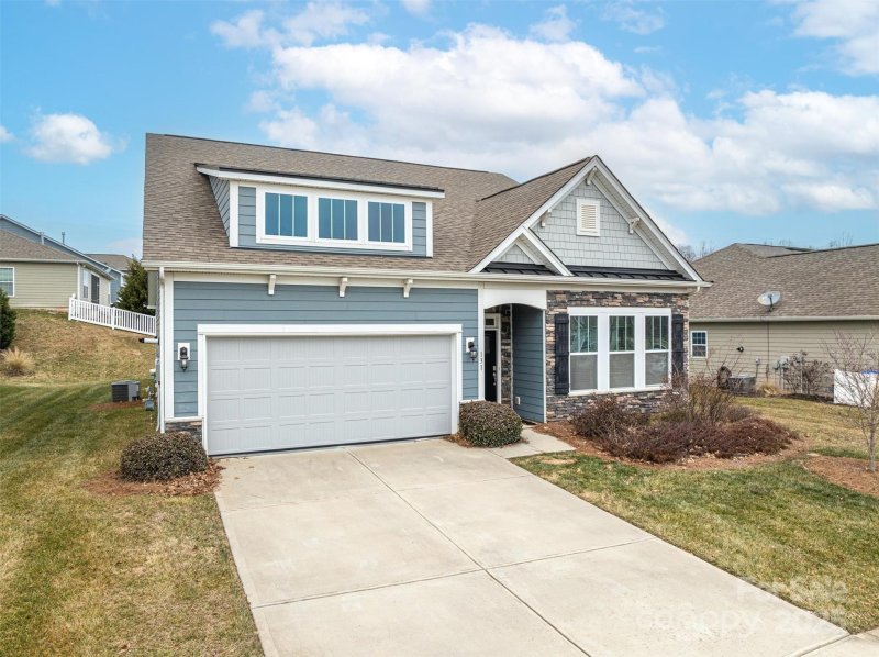 Property image 2 of 131 E Northstone Road in Meadows at Coddle Creek, Mooresville, NC 28115